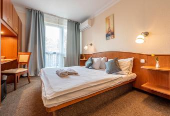 Korona Panzi   Budapest allows 18 year olds to book a room