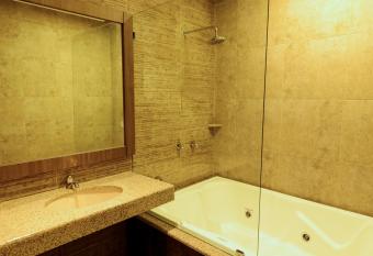 NP hotel y Suites has rooms with a private hot tub