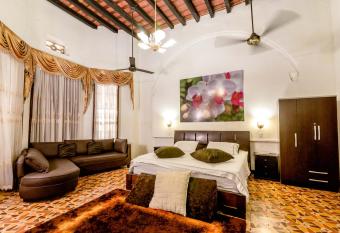 Jard  n Del Duque Hotel Boutique has rooms with a private hot tub