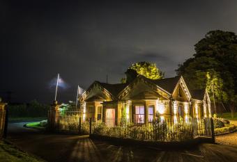 Close House has rooms with a private hot tub