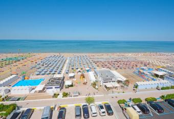 Hotel Kent has Balcony rooms