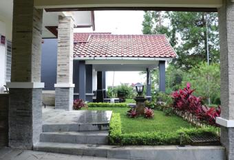 Diyar Villas Puncak M6/50 has Balcony rooms