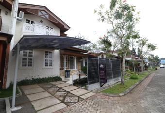 Diyar Villas Puncak Q4/11 has Balcony rooms