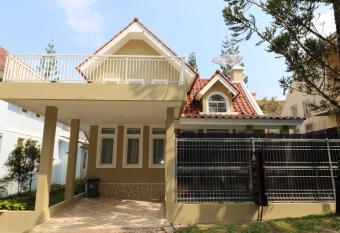 Diyar Villas Puncak R7-3 has Balcony rooms