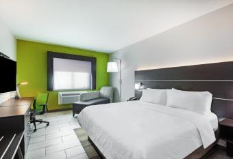 Holiday Inn Express & Suites Port Lavaca By IHG has rooms with a private hot tub