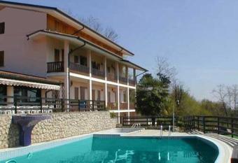 Albergo Alla Pineta has Smoking/Balcony rooms