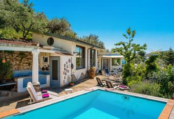 Villa Salvatorosa has Smoking/Balcony rooms