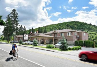 Hotel Le Versailles allows 18 year olds to book a room