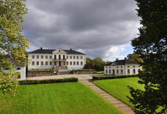 N    s Slott allows 18 year olds to book a room