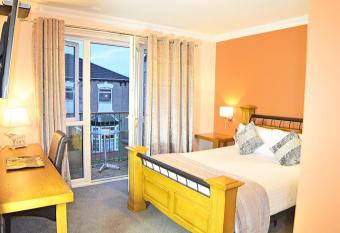 Dovedale Hotel and Restaurant has rooms with a private hot tub