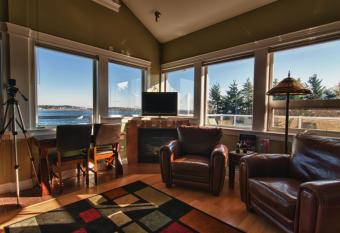 Birds of a Feather Victoria Oceanfront Studio Suites allows 18 year olds to book a room