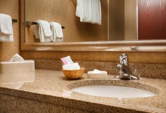 Best Western Plus Victor Inn & Suites has rooms with a private hot tub