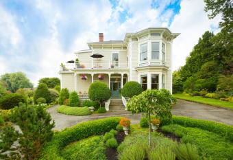 Fairholme Manor Inn allows 18 year olds to book a room