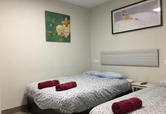 Albergue Logro  o Centro allows 18 year olds to book a room