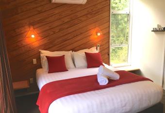 Colonial House Motel has rooms with a private hot tub