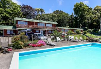 Flamingo Motel allows 18 year olds to book a room