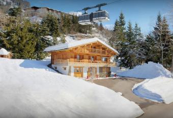 Chalet Le Mousqueton - OVO Network has rooms with a private hot tub