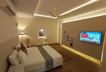 Hilton Bayview lnn allows 18 year olds to book a room