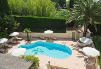 Hotel Les Oliviers allows 18 year olds to book a room