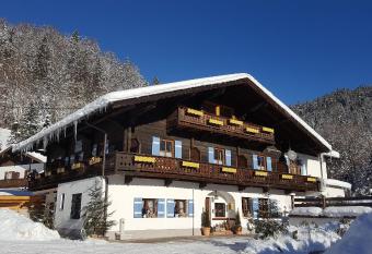 Pension Etzerschl  ssl has Balcony rooms