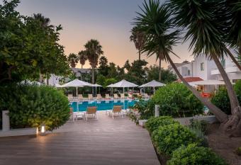 Alexandra Beach has Balcony rooms