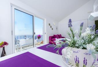 Kate s Place has Balcony rooms