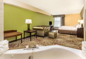 Hotel Gurnee has rooms with a private hot tub