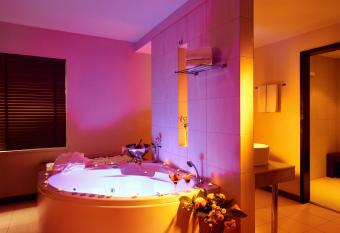 Metropolitan Hotel Sofia, a member of Radisson Individuals has rooms with a private hot tub