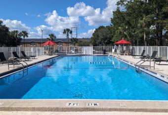 Quality Inn Gainesville I-75 has Smoking rooms
