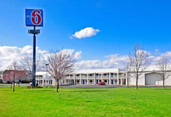 Motel 6 Lafayette In allows 18 year olds to book a room