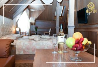 Alpin Borovets,                           has rooms with a private hot tub