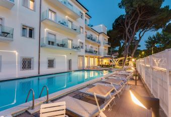 Hotel Vela has Balcony rooms