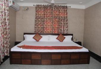 Hotel Silk allows 18 year olds to book a room