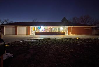 DIA BnB - Mountain View - Private floor - DIA Layover - Great entertainment and bed allows 18 year olds to book a room