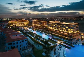Sheraton Grand Danang Resort & Convention Center allows 18 year olds to book a room