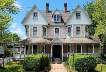 Garden and Sea Inn has rooms with a private hot tub