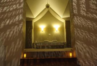 B&B Espace Tello has rooms with a private hot tub