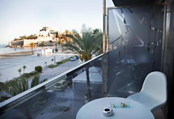 Estrella del Mar allows 18 year olds to book a room