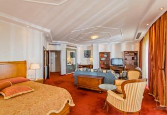 Grand Hotel Pomorie has Balcony rooms