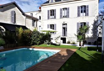 Chambres d H  tes Maison La Porte Rouge allows 18 year olds to book a room