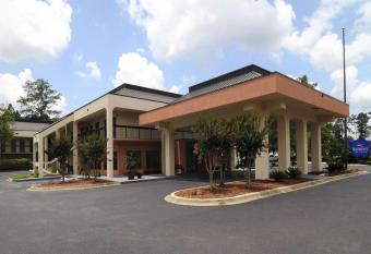 Baymont by Wyndham Tallahassee has Smoking rooms