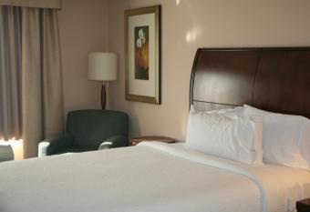 Hilton Garden Inn Charlotte/Concord has rooms with a private hot tub