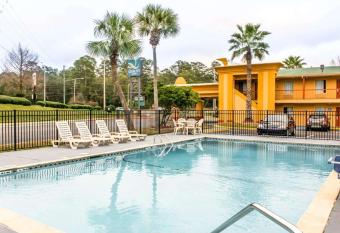 Quality Inn Tallahassee near University has Smoking rooms