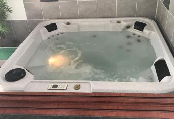 la forge de Clermont has rooms with a private hot tub
