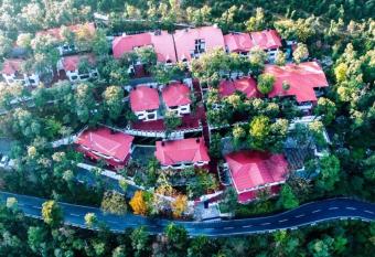 Surbee Resort Mussoorie has Balcony rooms