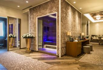 Hotel Villa Pascucci has rooms with a private hot tub