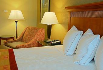 Best Western Plus Canyon Pines has rooms with a private hot tub