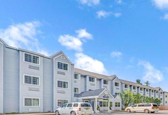 Days Inn by Wyndham Sturbridge has Balcony rooms