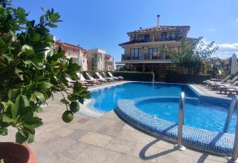 Family Hotel Muses has Balcony rooms