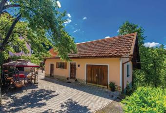 Apartman has Smoking/Balcony rooms